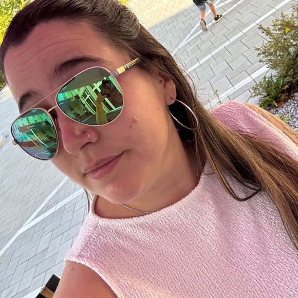 Meet Me!👑🍹 - Picture 3 of 4